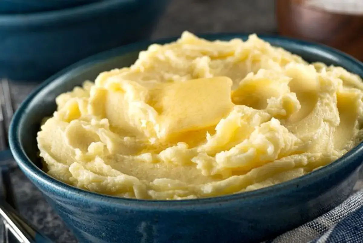 Un bol de pur&eacute;e maison cr&eacute;meuse, surmont&eacute; d'une belle noisette de beurre fondante. Un d&eacute;lice r&eacute;confortant.